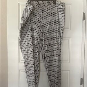 Roz & Ali Black and White Patterned Cropped Pants